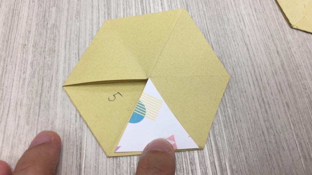 剪下剪下來的三角形小一點，翻轉卡片的時候更順暢